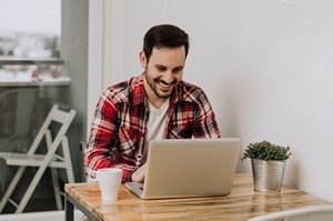 Un jeune homme avec son pc