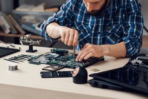 Un informaticien en maintenance de pc