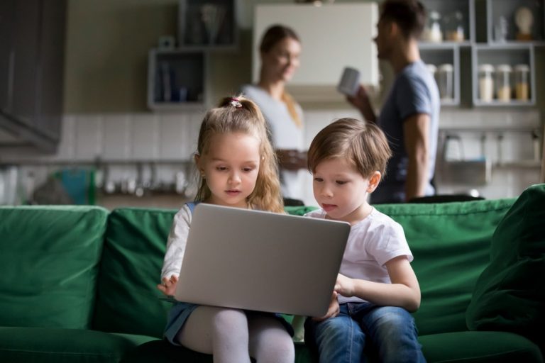 Enfants sur un ordinateur