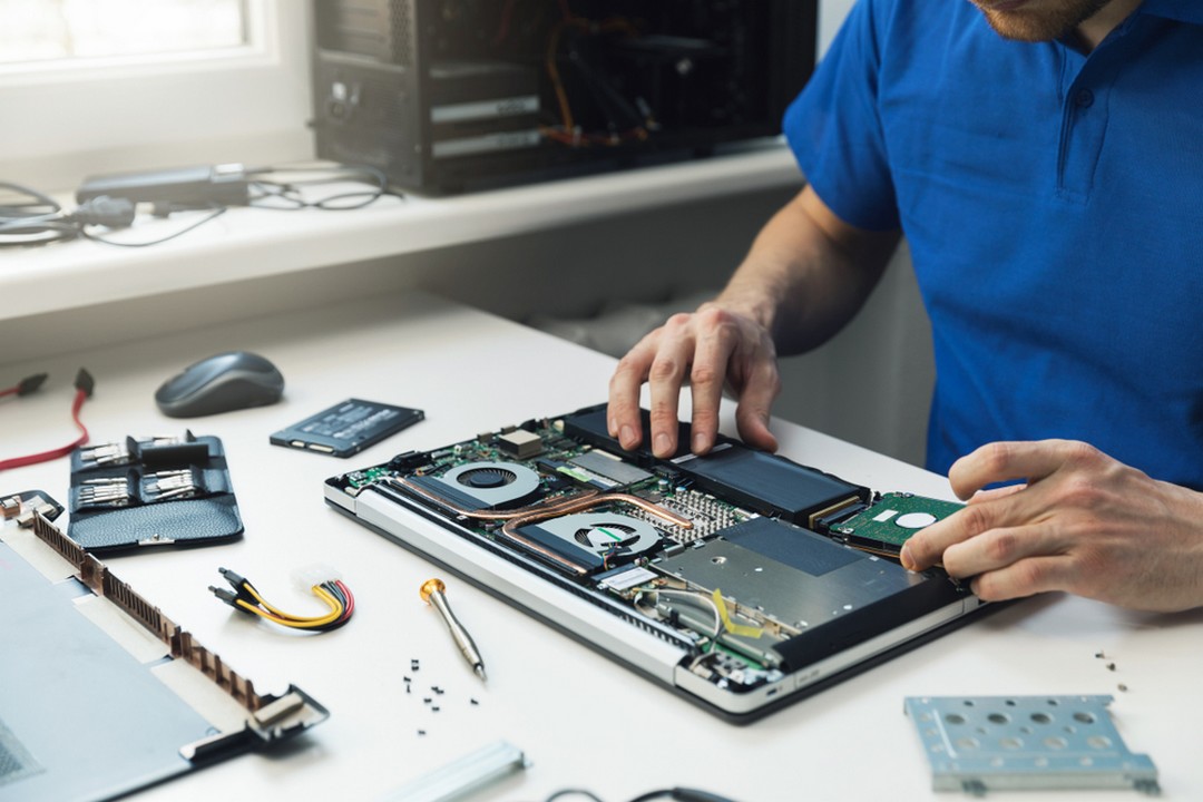Ordinateur endommagé faire appel à un informaticien pour le réparer — free download